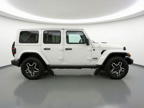 Used 2025 Jeep Wrangler Sahara image 11