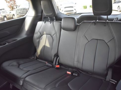 New 2026 Chrysler Pacifica Select image 16