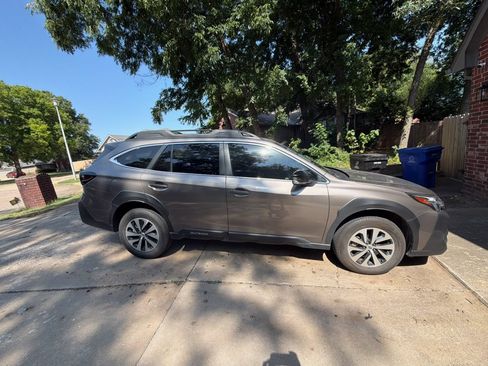 Used 2024 Subaru Outback Premium AWD/4WD image 2