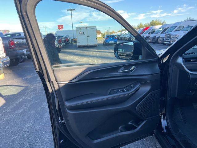 Used 2025 Jeep Grand Cherokee L Altitude AWD/4WD image 18
