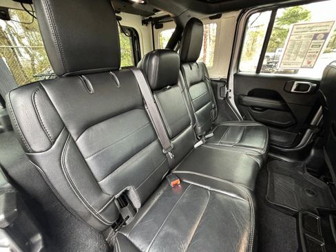 Used 2019 Jeep Wrangler Unlimited Sahara image 18