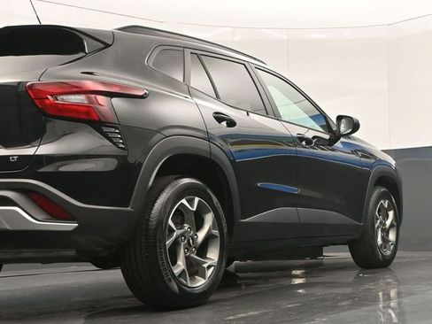 Used 2025 Chevrolet Trax LT w/ LT Convenience Package image 14