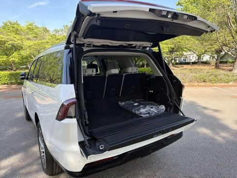 New 2025 Lincoln Navigator Reserve AWD/4WD image 26