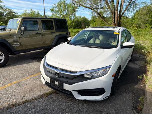 Used 2018 Honda Civic EX image 9