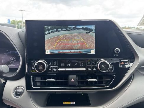 Used 2023 Toyota Highlander Limited FWD image 19