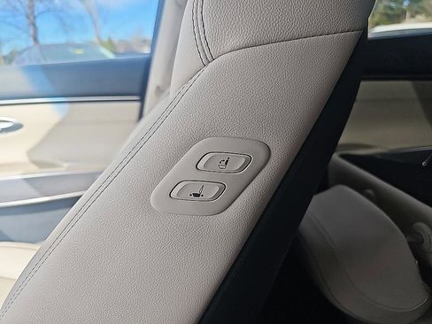 Used 2023 Genesis GV70 2.5T w/ Advanced Package image 17