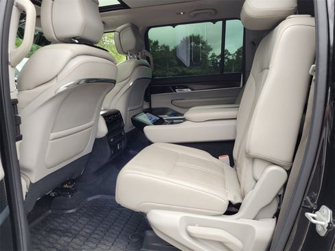 Used 2022 Jeep Grand Wagoneer Series I image 4