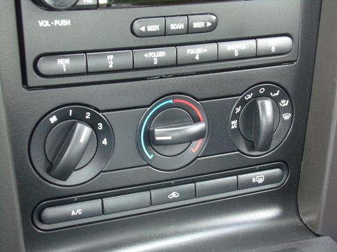 Used 2005 Ford Mustang GT RWD image 17