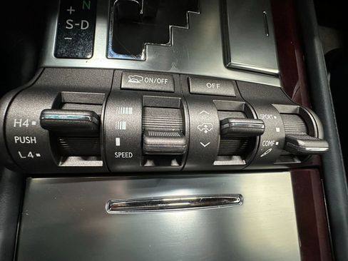 Used 2011 Lexus LX 570 4WD image 26