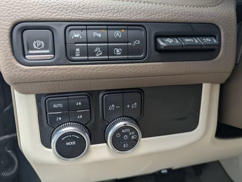 Used 2022 GMC Yukon XL Denali AWD/4WD image 13