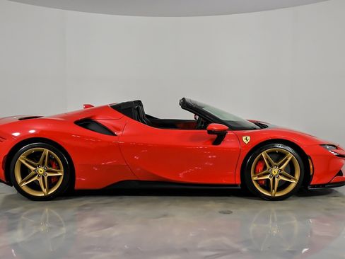 Used 2022 Ferrari SF90 Spider image 14