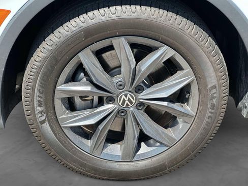 Certified 2022 Volkswagen Tiguan SE FWD image 7