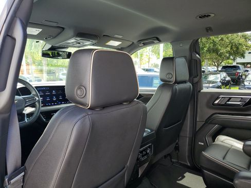 Used 2025 Chevrolet Tahoe Premier AWD/4WD image 15