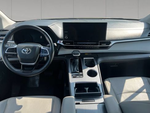 Used 2025 Toyota Sienna XLE FWD image 12