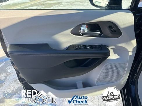 Used 2024 Chrysler Pacifica Touring-L image 22