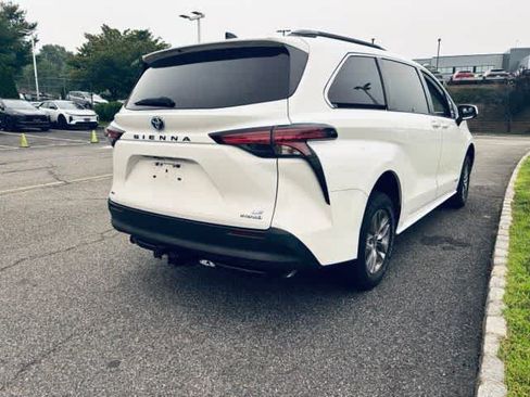Used 2021 Toyota Sienna LE AWD/4WD image 4