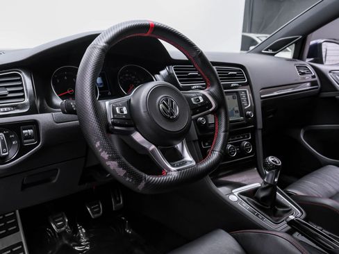 Used 2017 Volkswagen GTI SE image 2