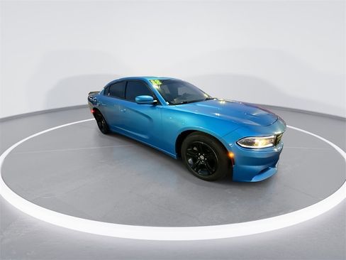 Used 2018 Dodge Charger SXT image 2