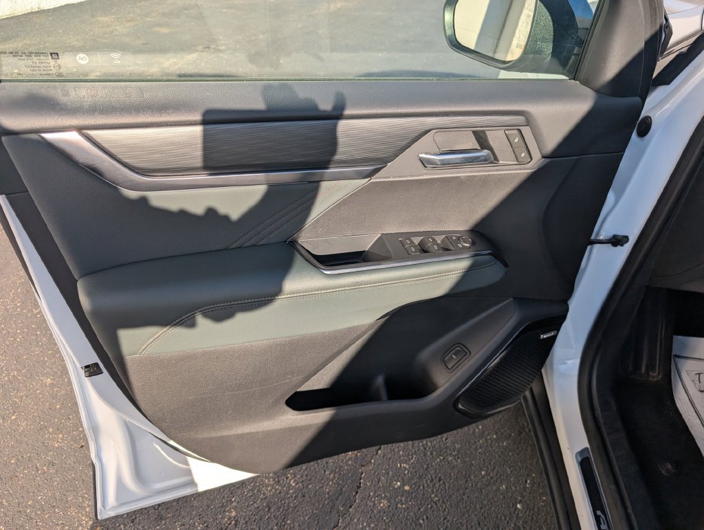 Used 2025 GMC Acadia AT4 w/ LPO, Floor Liner Package AWD/4WD image 13