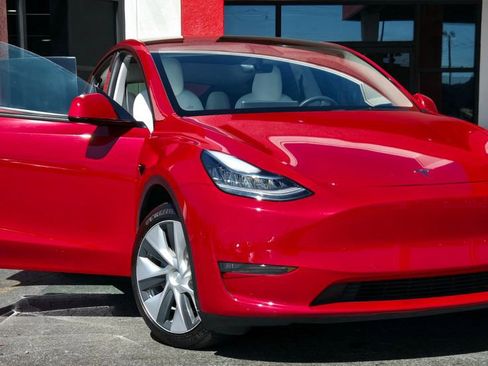 Used 2021 Tesla Model Y Long Range image 14