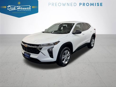 Used 2025 Chevrolet Trax LS FWD image 1