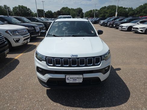 Used 2023 Jeep Compass Latitude AWD/4WD image 9