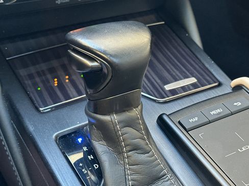 Certified 2020 Lexus ES 300h w/ Luxury Package image 17