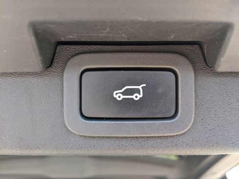 Used 2017 Land Rover Discovery HSE image 16