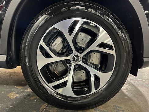 Used 2025 Mercedes-Benz GLC 350e 4MATIC image 9