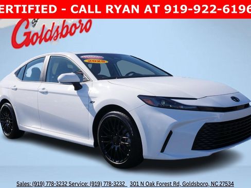 Used 2025 Toyota Camry LE image 1