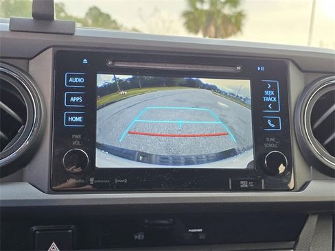 Used 2017 Toyota Tacoma TRD Off-Road image 11