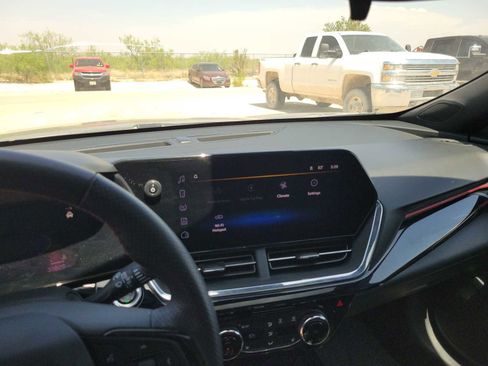 Used 2025 Chevrolet Trax RS w/ Sunroof Package FWD image 24