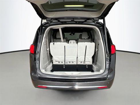 Used 2019 Chrysler Pacifica Limited w/ Advanced Safetytec Group image 29