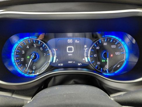 Used 2025 Chrysler Pacifica Select image 26