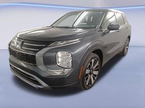 Used 2025 Mitsubishi Outlander SE FWD image 3