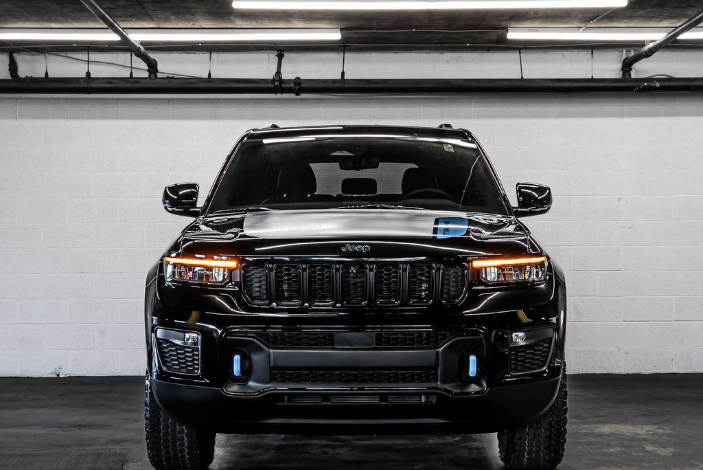 Used 2023 Jeep Grand Cherokee Trailhawk w/ Luxury Tech Group III AWD/4WD image 8