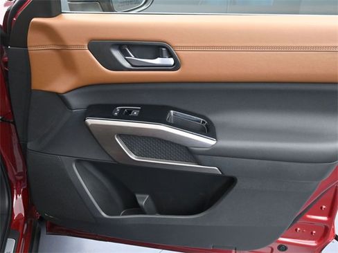 Used 2025 Nissan Pathfinder Platinum image 34