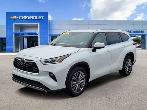 Used 2022 Toyota Highlander Platinum FWD image 2