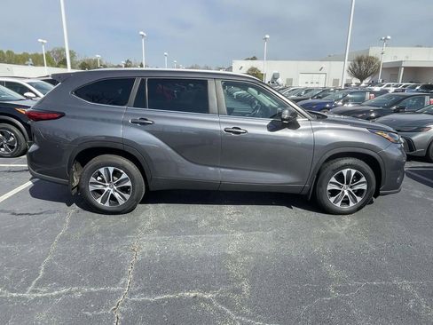 Used 2023 Toyota Highlander XLE image 11