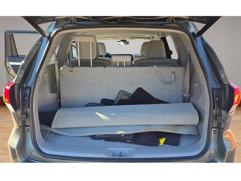 Used 2017 Toyota Highlander XLE w/ Carpet Mat Package image 28