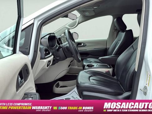 Used 2023 Chrysler Pacifica Touring-L FWD image 21