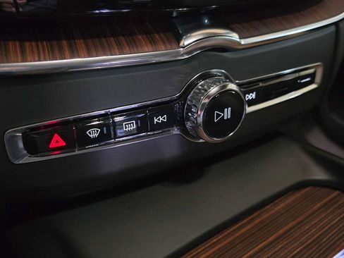 Used 2023 Volvo XC60 B5 Ultimate w/ Climate Package image 29