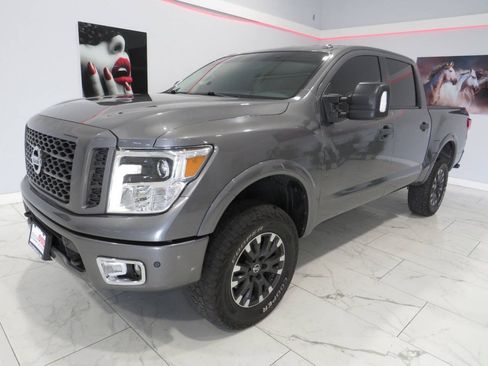 Used 2019 Nissan Titan PRO-4X w/ Pro-4x Convenience Package AWD/4WD image 7