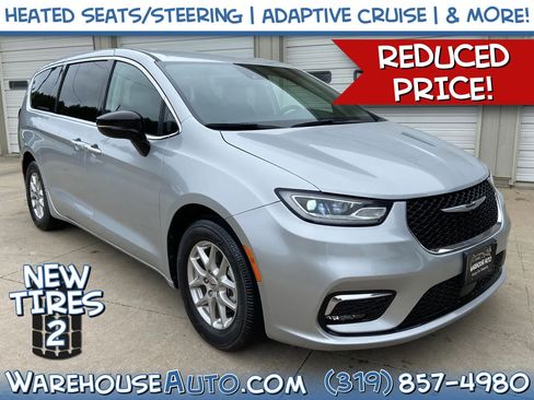 Used 2024 Chrysler Pacifica Touring-L FWD image 1