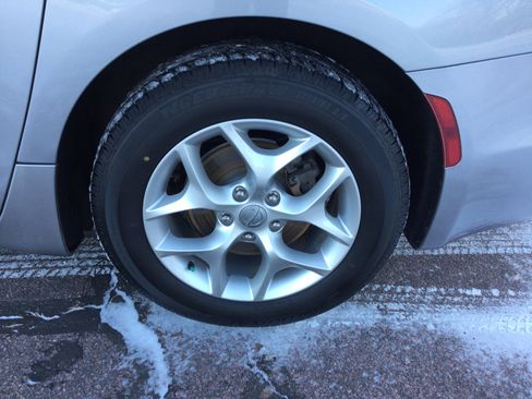 Used 2019 Chrysler Pacifica Touring-L w/ Tire & Wheel Group image 5