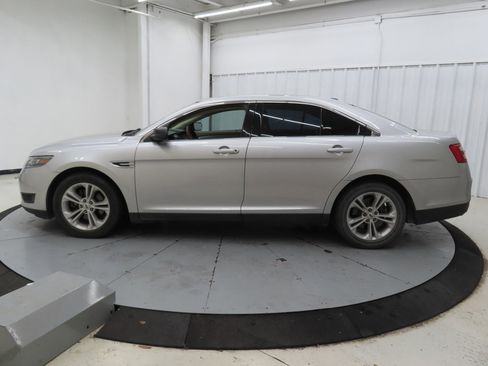 Used 2016 Ford Taurus SE FWD image 6