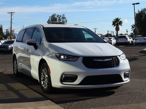 Used 2023 Chrysler Pacifica Touring-L image 14