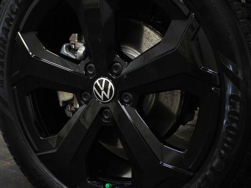 Certified 2025 Volkswagen Taos SEL AWD/4WD image 9