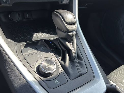 Used 2022 Toyota RAV4 XLE AWD/4WD image 30