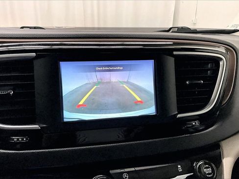 Used 2023 Chrysler Voyager LX image 14